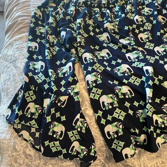 Size xxl crown and ivy flowy off the shoulder top. Plus size - Picture 2 of 3